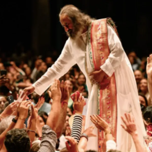 Gurudev Sri Sri Ravi Shankar greeting a crowd of participants