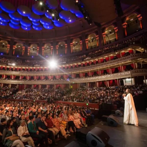 Gurudev Sri Sri Ravi Shankar speaking to a packed concert hall